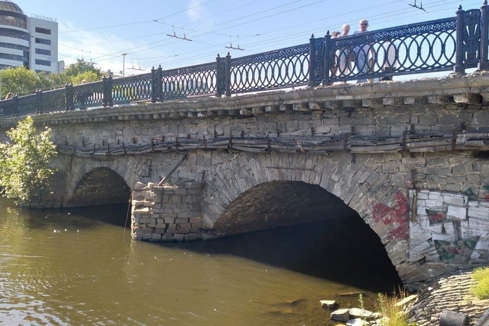 Общественники предупреждают: мост на Малышева может не дождаться реконструкции