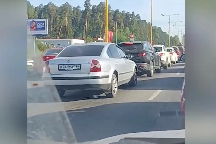 Екатеринбуржцы встали в двухчасовую пробку у «Калины»