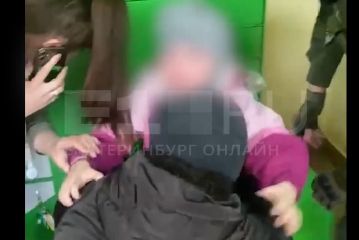 В Екатеринбурге девочка случайно заперлась в ячейке постамата Сбера