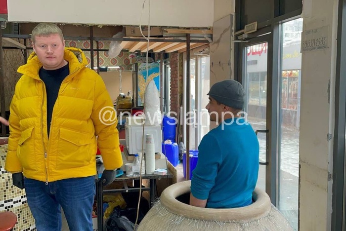 В Екатеринбурге работник киоска с самсой при виде проверяющих залез в тандыр