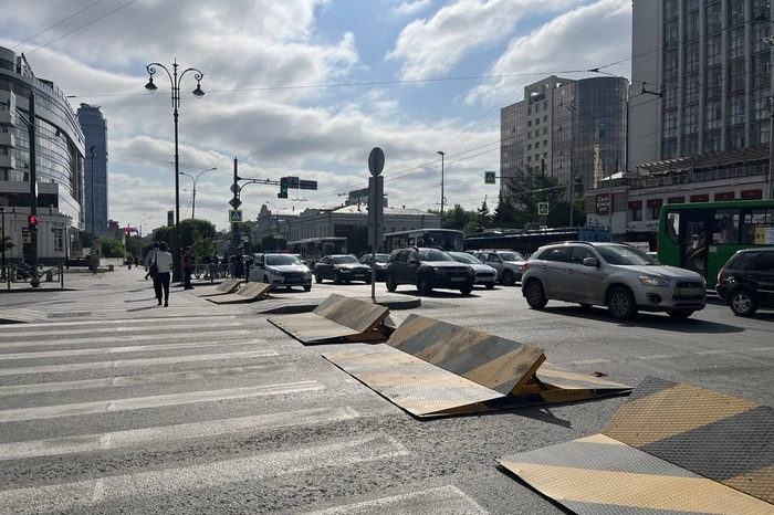 Огромные пробки: в Екатеринбурге до конца недели перекрыли центр