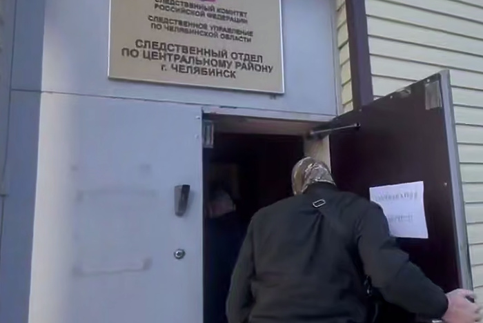 Троица уральцев на камеру разорвала в баре паспорт Российской Федерации