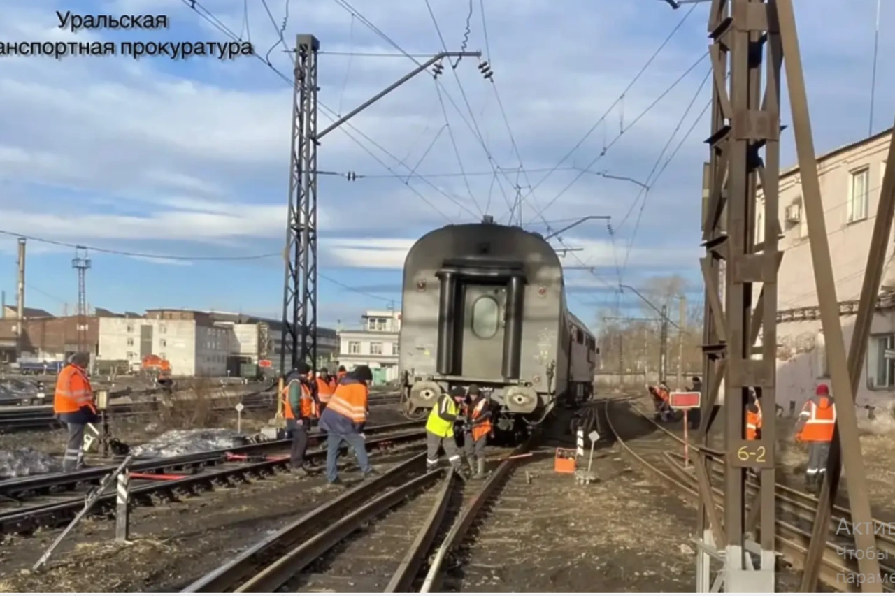 Пригородный электропоезд сошел с рельсов в Серове