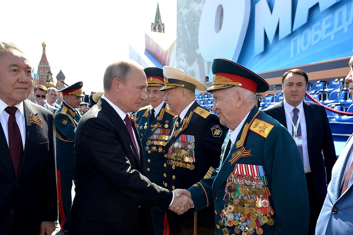 В Кремле объяснили решение Путина не поздравлять Порошенко с 9 Мая