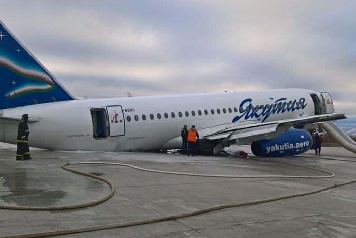 В Якутске самолет выкатился за пределы ВПП, есть пострадавшие