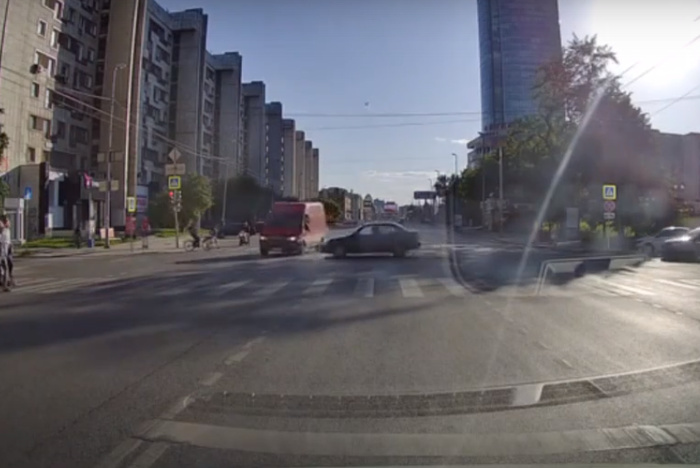 Появилось видео, как фургон Fiat сносит пешеходов на Малышева