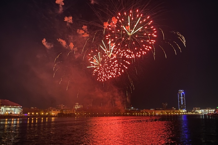 Салют в екатеринбурге 9 мая 2024. Салют на день города Екатеринбург 2022. День города Екатеринбург салют. Салют 9 мая Екатеринбург. Фейерверк шоу.