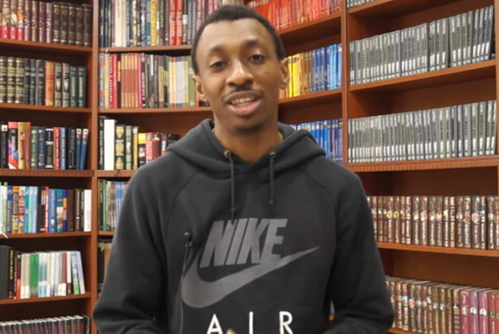 В Екатеринбурге двое парней в камуфляже разгромили стихийный мемориал убитому аспиранту УрФУ