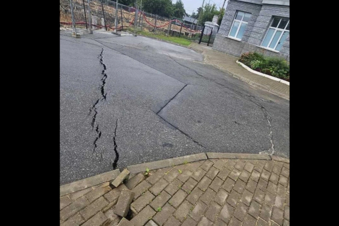 Мэрия Екатеринбурга потребовала остановить стройку, из-за которой по двору высотки пошли трещины