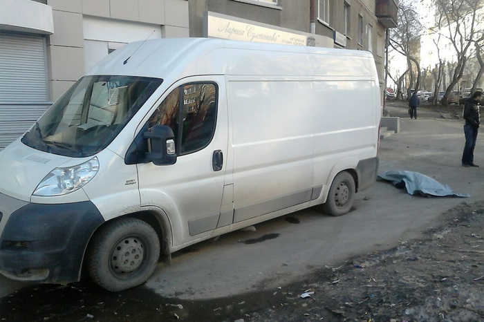 Фургон задавил пожилую женщину на улице Братьев Быковых