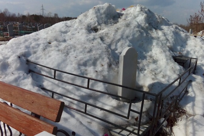 «Я плюю на ваши могилы». Кладбище Краснотурьинска завалили снегом с улиц
