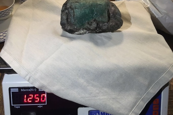«Черные геологи» пытались продать в Екатеринбурге изумруд весом 1,2 кг