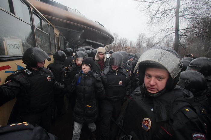 Пнувший полицейского на митинге 26 марта волгоградец получил условный срок