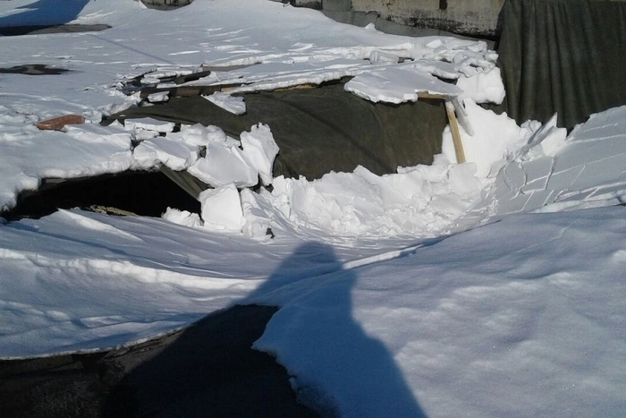 В Еланском военном городке рухнула крыша жилого дома