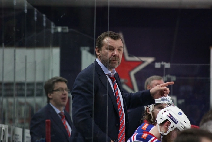 У экс-наставника сборной России по хоккею Олега Знарока умер отец