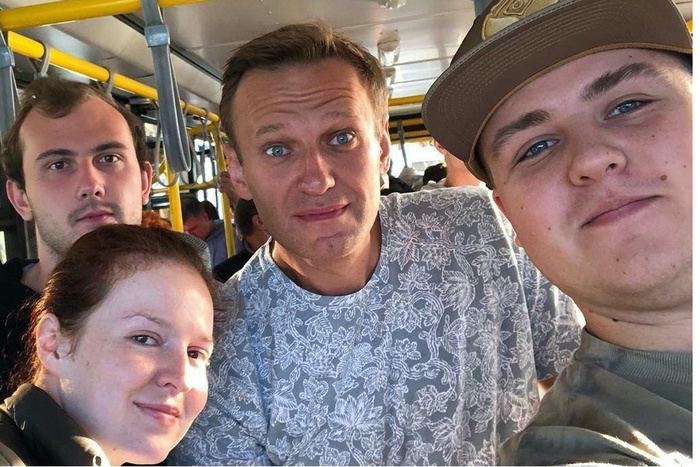 Чай, которым предположительно отравили Навального, оппозиционеру принёс помощник
