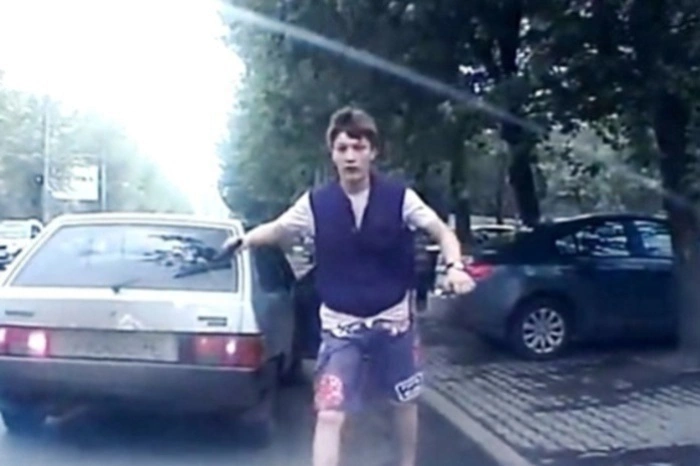 Автохама Игоря «Ты кому сигналишь, дядя?» Новосёлова объявили в розыск за похищение подростка