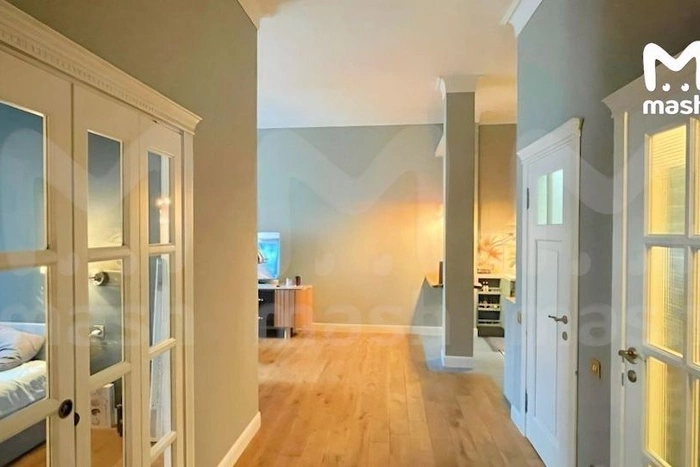 Певица Монеточка*, уехавшая из России, продала квартиру в Москве