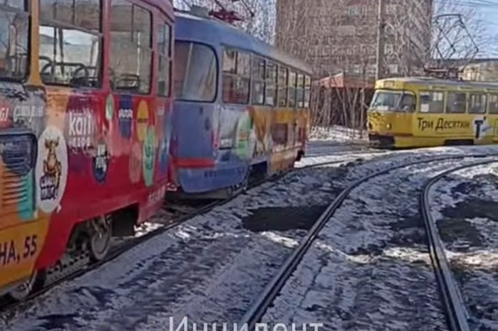 На Колмогорова встали трамваи