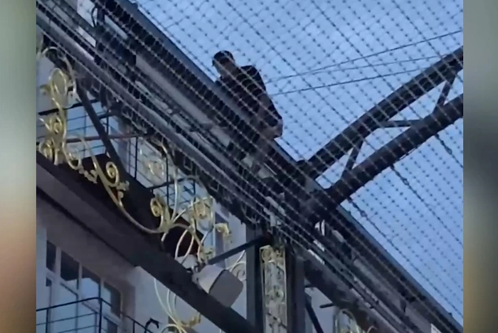 В Екатеринбурге неадекватный тип залез на медиаэкран и громко запел песни Тимати