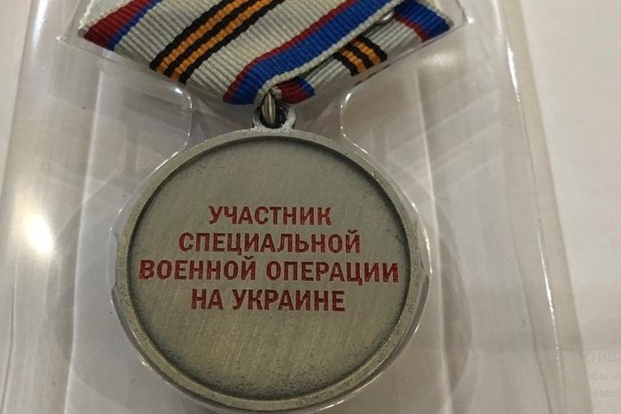 «Передовая. Подарки». Свердловский предприниматель за помощь фронту получил медаль «Участнику СВО»