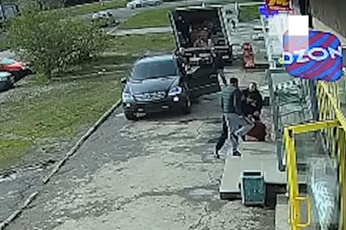 Продавец «Красного и Белого» рассказал, как толпа екатеринбуржцев избила его за просьбу не орать