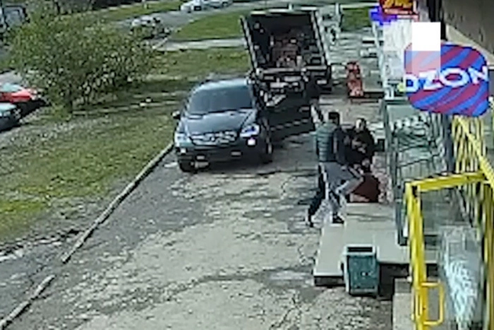 Продавец «Красного и Белого» рассказал, как толпа екатеринбуржцев избила его за просьбу не орать