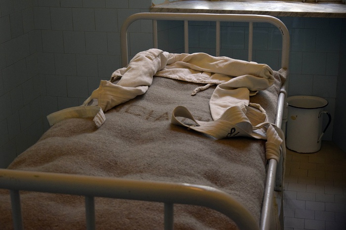 Пациенты психбольницы на Урале перед побегом ударили молотком санитарку