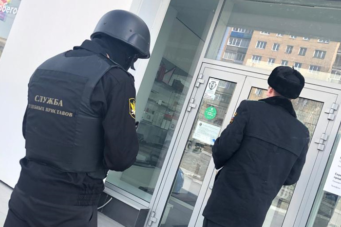 В Екатеринбурге закрыли автосалон, который работал вопреки указам губернатора