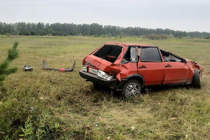 В Свердловской области мужчина погиб, перевернувшись на машине
