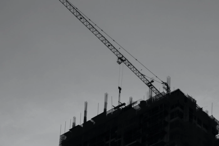 В Екатеринбурге рабочий из Узбекистана сорвался с 13-ого этажа и разбился насмерть