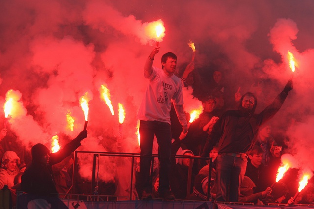 В Киеве футбольные фанаты подрались из-за российского флага