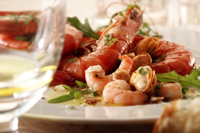 «Ъ»: В России подорожали креветки и красная рыба