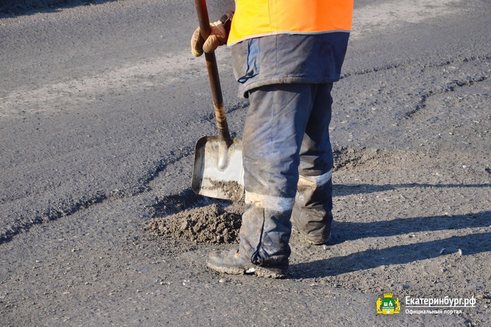 Ямочный ремонт дорог начался во всех районах Екатеринбурга