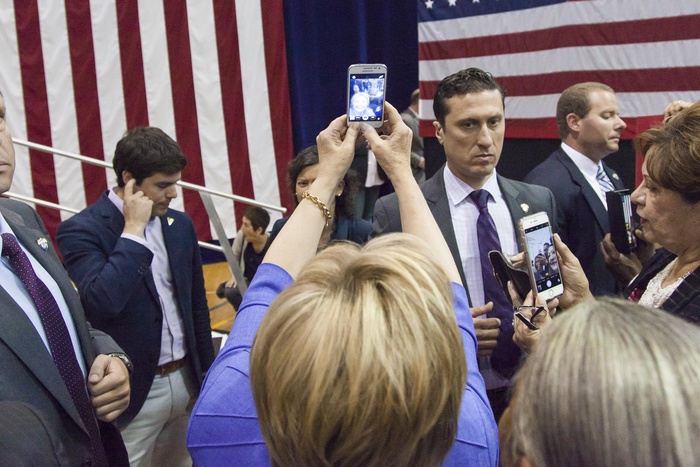 Снимок Хиллари Клинтон с избирателями взорвал соцсети: «Поколение селфи»