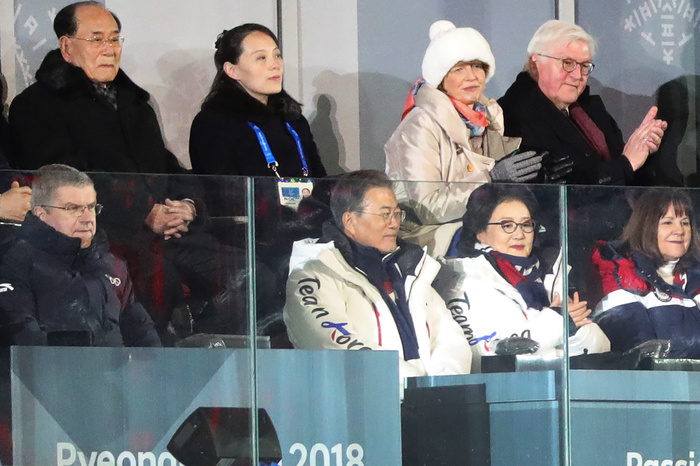 Спортсмены Южной Кореи и КНДР вместе прошли на параде открытия Олимпиады