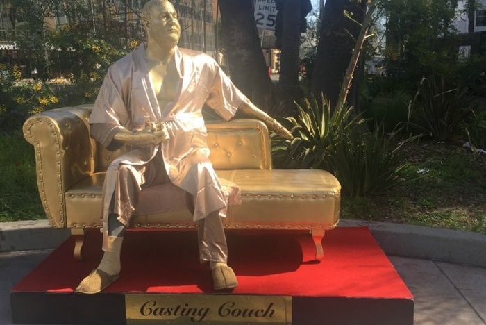В Голливуде установили позолоченную статую Вайнштейна на диване в халате