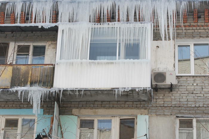 В Екатеринбурге на женщину упала глыба льда