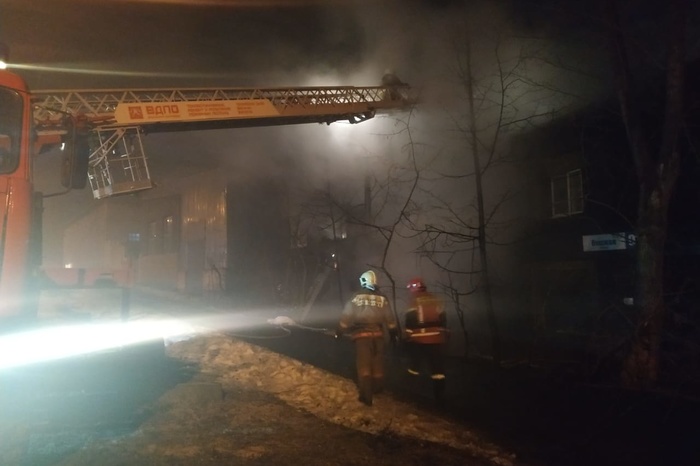 Среди версий пожара в доме в Екатеринбурге рассматривается неосторожное обращение с огнем