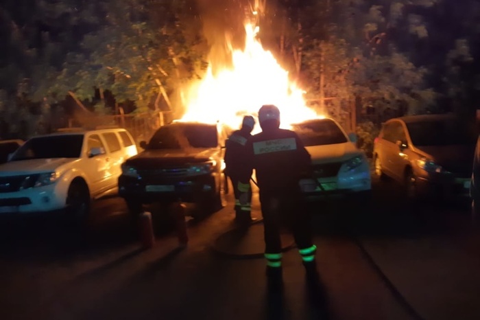 В Екатеринбурге ночью сгорели сразу четыре автомобиля