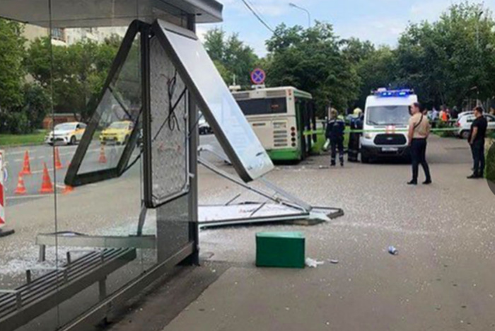 В Москве автобус на полной скорости влетел в остановку с людьми. Есть погибшие