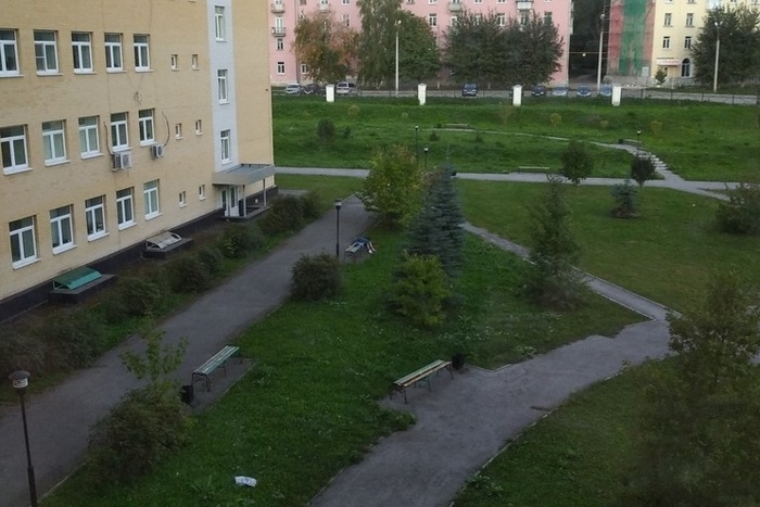 В Каменске-Уральском у дверей больницы нашли труп человека