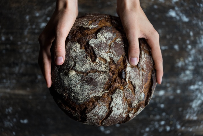 Песков отказался связывать рост потребления хлеба с падением доходов