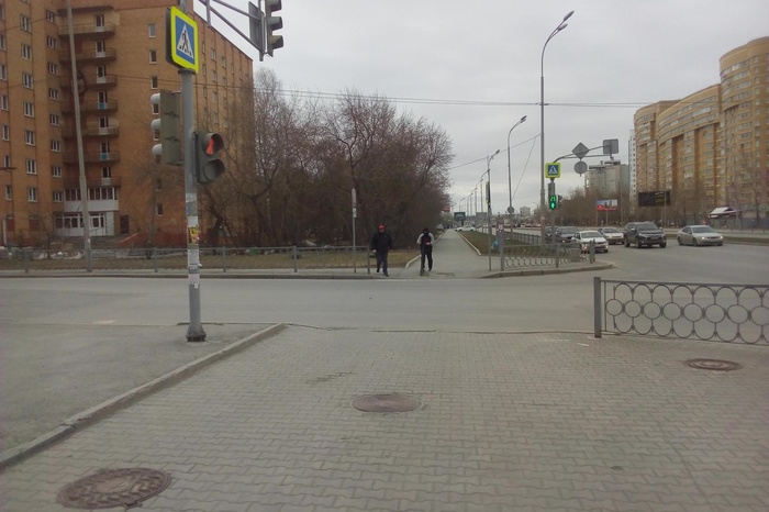 В Екатеринбурге ведется розыск водителя, совершившего ночное ДТП на Токарей