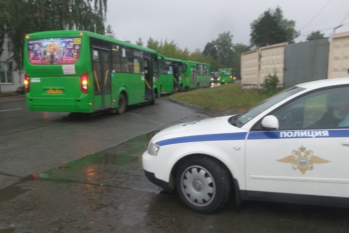 Водитель автобуса, лишенный прав за нетрезвую езду, задержан экипажем ДПС в Екатеринбурге