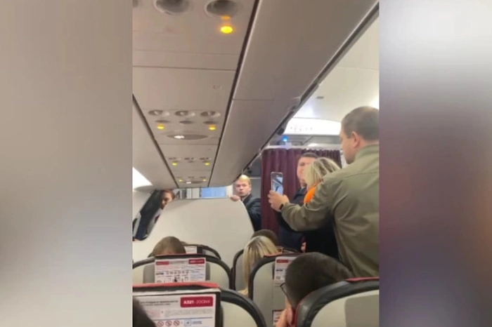 Задержали на 8 часов. Пассажирам самолёта «Уральских авиалиний» стало плохо от запаха газа в салоне