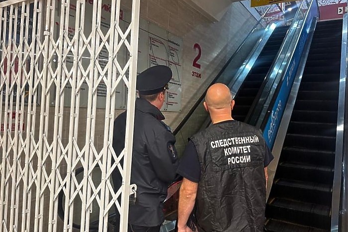 Семья, где 2-летнему мальчику оторвало кисть руки эскалатором на Ботанике, уже оказывалась в поле зрения полицейских