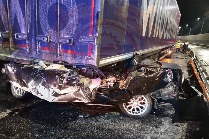 Иномарка со свердловскими номерами залетела под грузовик в Татарстане