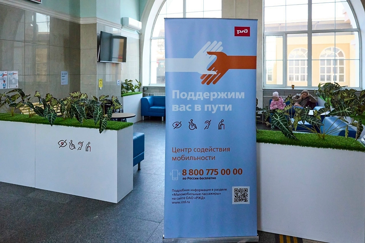 Железнодорожный перрон разрушился в Приморье во время посадки пассажиров в электричку