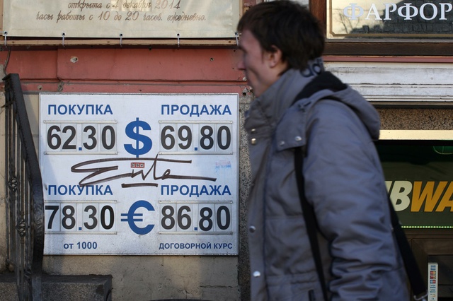 СМИ: Народ начинает сдавать валюту